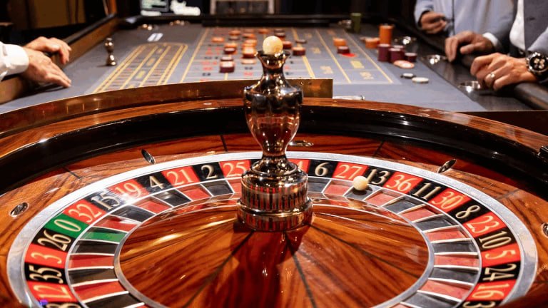 Antarmuka aplikasi mobile dewajudiqq menampilkan kasino langsung dan sportsbook